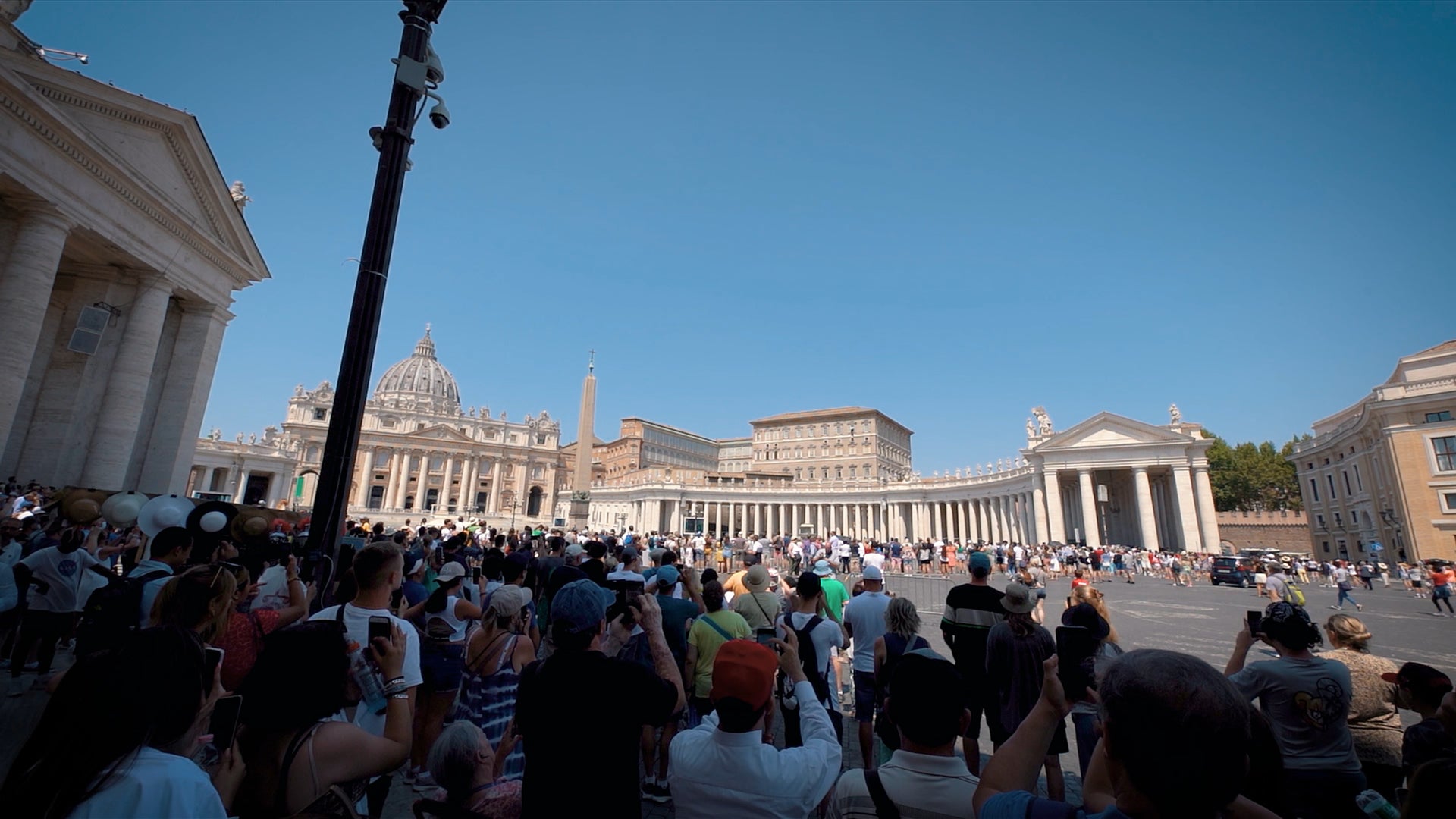 THE LARGEST STORE IN ST. PETER S SQUARE MONDO CATTOLICO